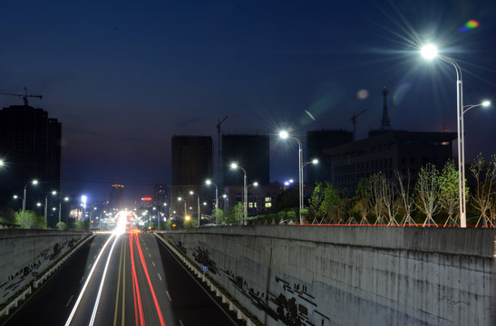 夜景下的车流