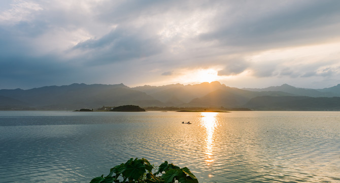 夕阳下平静的湖面