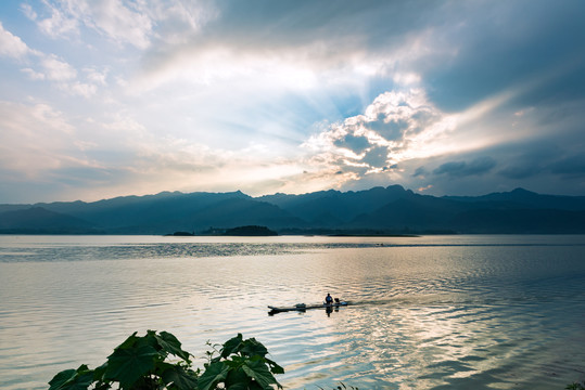 夕阳下平静的湖面