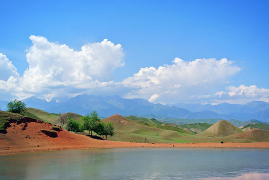 安集海山下湖泊