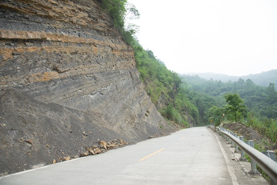 傍山险路