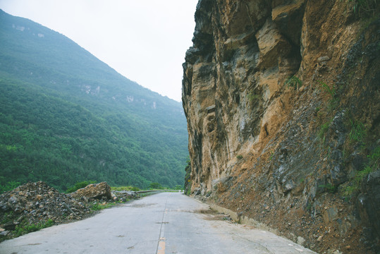 傍山险路