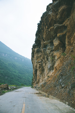 傍山险路