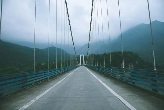 悬索桥在山区的背景上