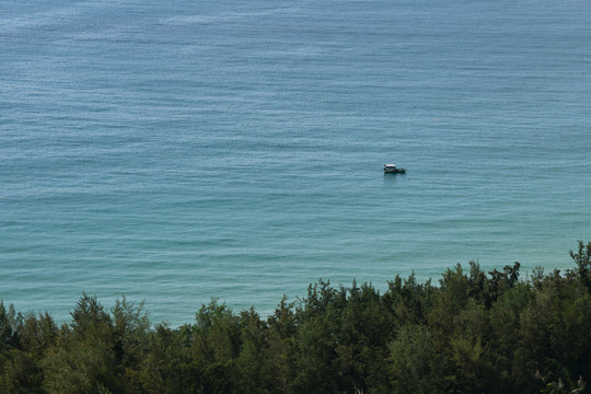 海上漂浮的渔船