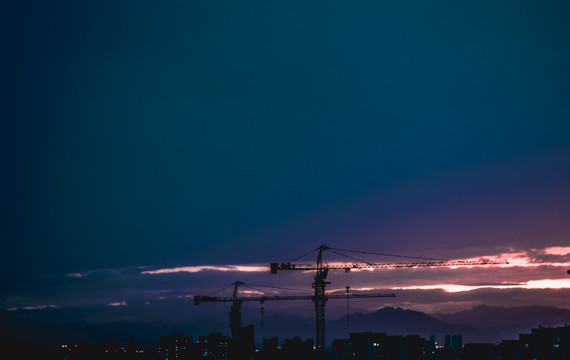 傍晚雨中的城市塔机