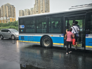 雨中登车