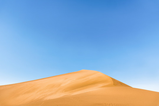 敦煌鸣沙山沙漠风光