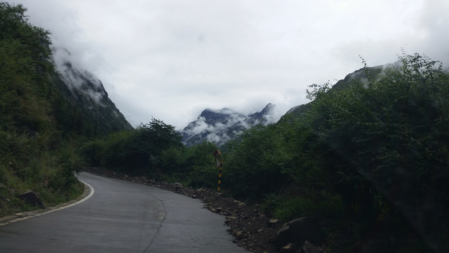 云雾缭绕山涧公路