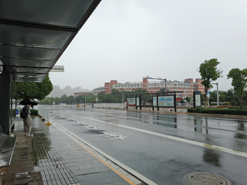 雨天等公交