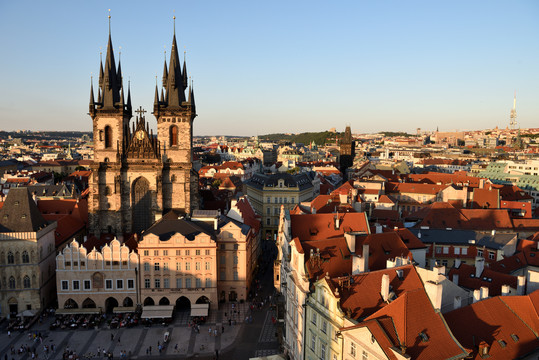 俯瞰捷克布拉格老城广场泰恩教堂