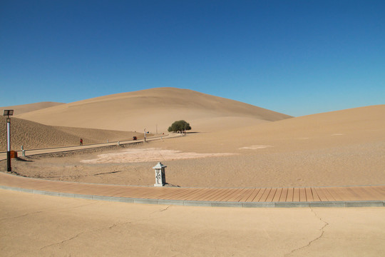 甘肃敦煌鸣沙山月牙泉风景区