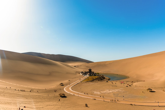 敦煌鸣沙山月牙泉全景