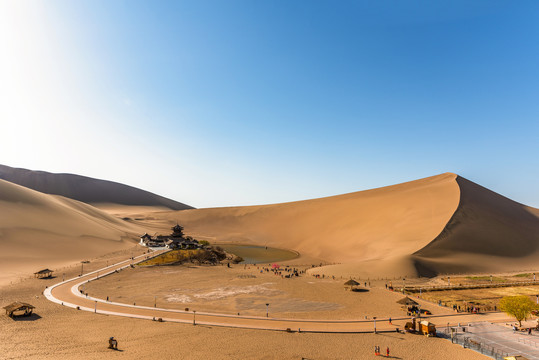 敦煌鸣沙山月牙泉全景