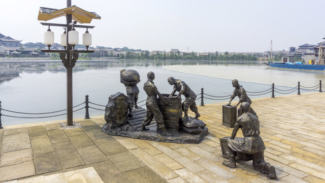 铜官窑古镇湖畔雕塑