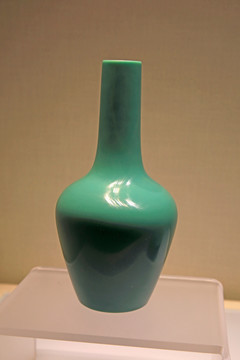绿色玻璃直口长颈瓶