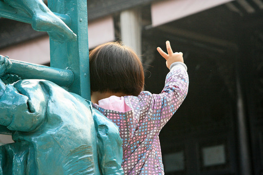 小女孩胜利手势