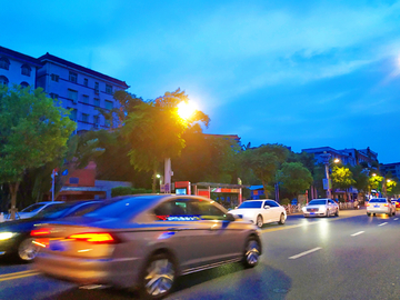 夜晚县城街景