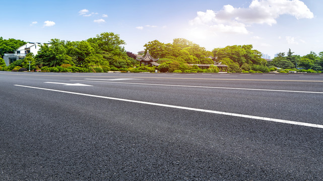 高速公路和蓝天白云