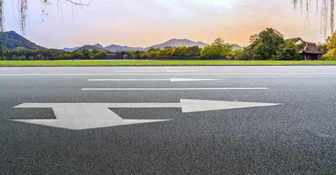 柏油马路和园林景观