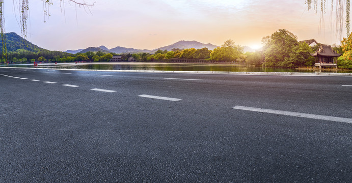 柏油马路和远山湖泊