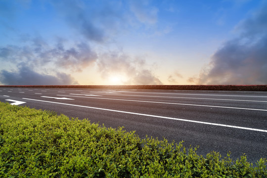 高速公路和天空云彩