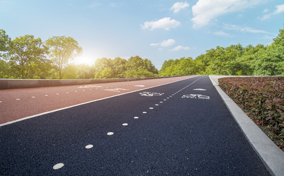 道路地面和蓝天白云