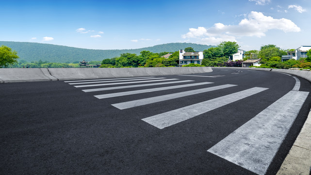 公路弯道和蓝天白云