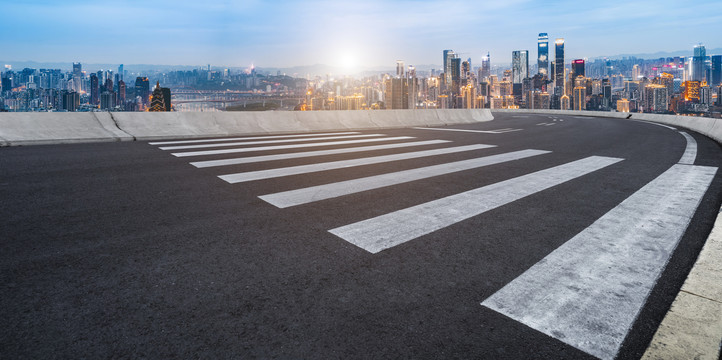 户外公路和城市天际线