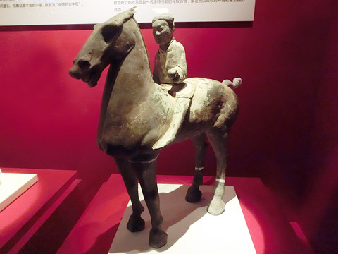 西汉彩绘骑马俑