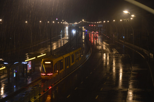 雨夜下的轻轨电车