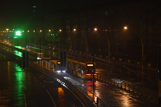 雨夜下的轻轨电车