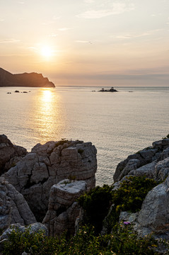 太阳落下海边