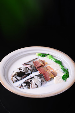 魚頭燉豆腐
