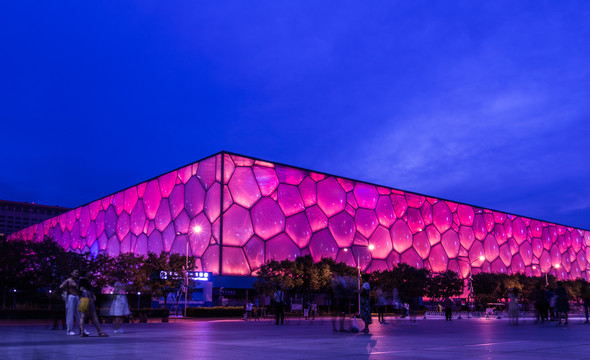 红色的国家游泳中心水立方夜景