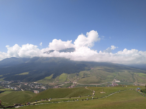 蓝天白天云下大山里的村庄