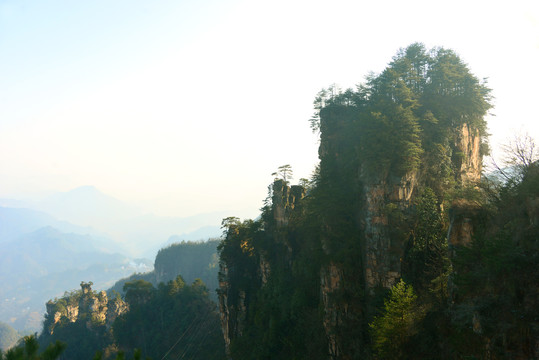 张家界天子山索道周边群峰风光