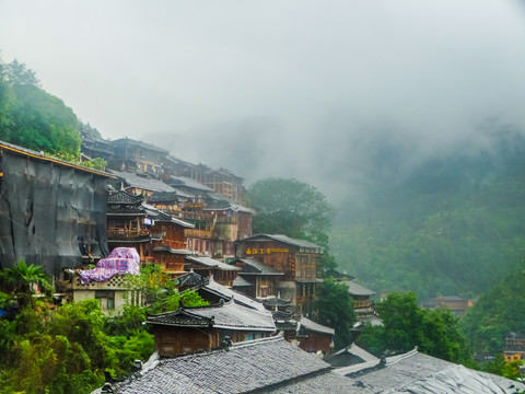 雨中苗寨