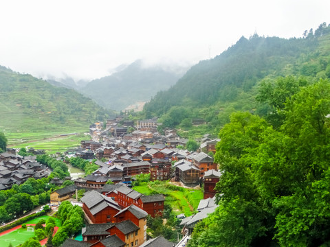 雨中苗寨