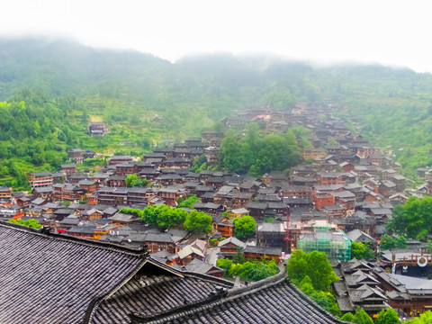 雨中苗寨