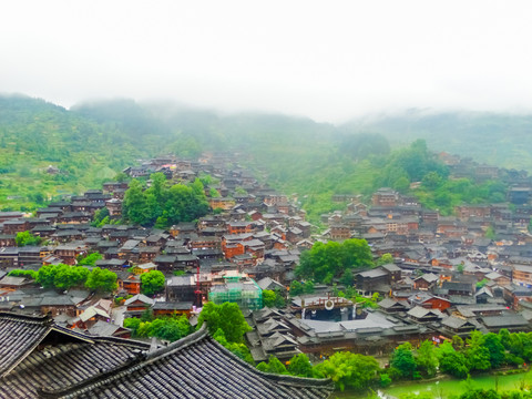 雨中苗寨