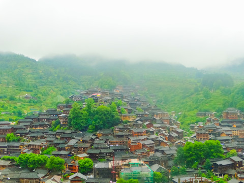 雨中苗寨