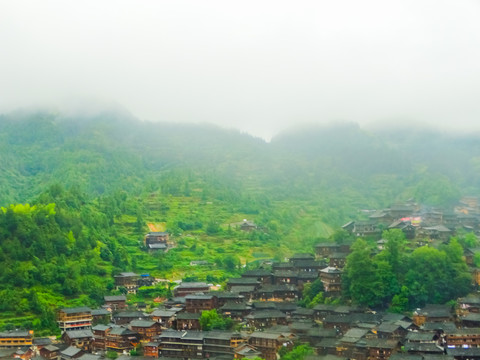 雨中苗寨