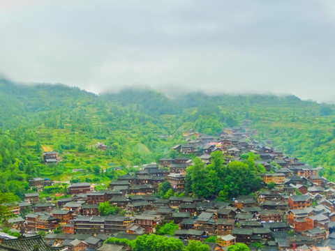 雨中苗寨