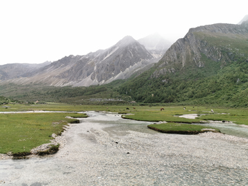 雪山溪水