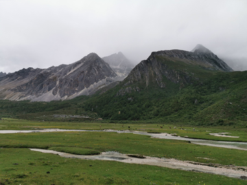 雪山溪水