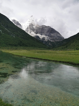 雪山溪水