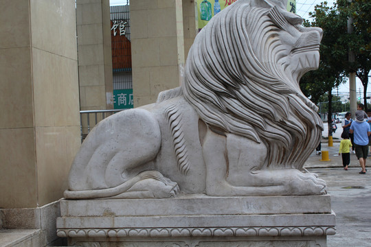 狮子雕塑侧面