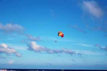 蓝天白云滑翔伞