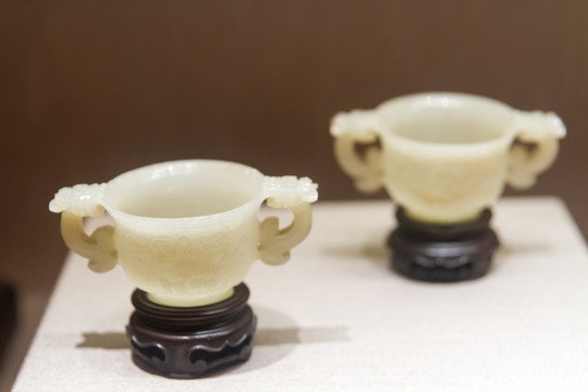 江苏苏州博物馆清代白玉双龙耳杯